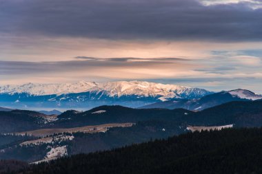 Karlı kış Dağları peyzaj
