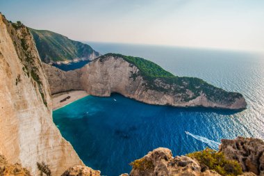 Üstten görünüm cliff ve Akdeniz, Yunanistan.