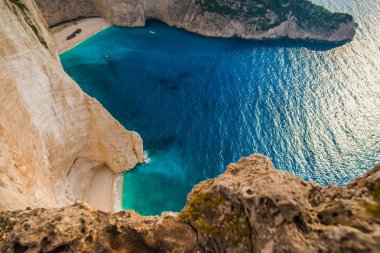 Üstten görünüm cliff ve Akdeniz, Yunanistan.