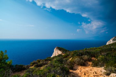 Üstten görünüm cliff ve Akdeniz, Yunanistan.