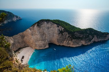 Üstten görünüm cliff ve Akdeniz, Yunanistan.