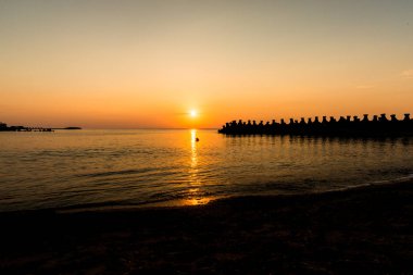 Deniz kenarında sıcak gün batımı gökyüzü