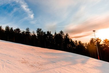 dağlar orman ağaçları ve günbatımı ile kış zamanında 