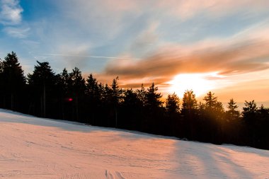dağlar orman ağaçları ve günbatımı ile kış zamanında 