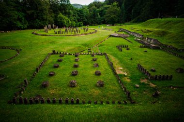 Sarmizegetusa Regia harabeleri, andezit tapınanlar, Romanya detay görünümü.