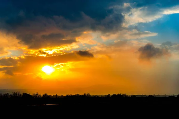 Kleurrijke Zonsondergang Veld Met Zon Wolken Verbergen — Stockfoto