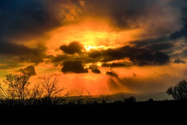 Барвистий Захід Сонця Полі Захованим Сонцем Хмарами — стокове фото