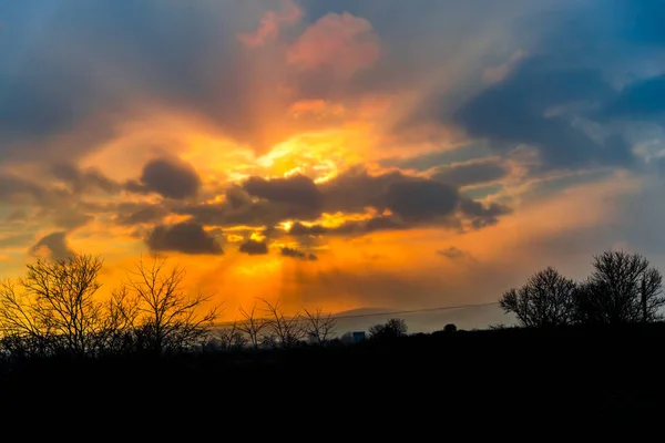 Kleurrijke Zonsondergang Veld Met Zon Wolken Verbergen — Stockfoto