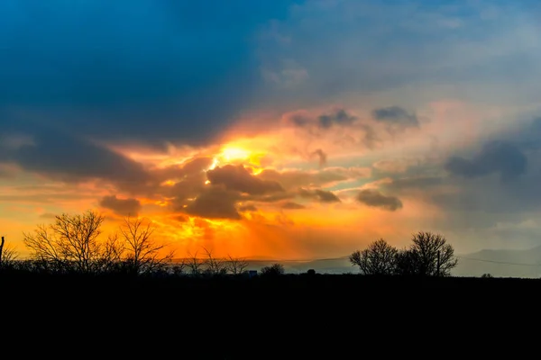 Kleurrijke Zonsondergang Veld Met Zon Wolken Verbergen — Stockfoto