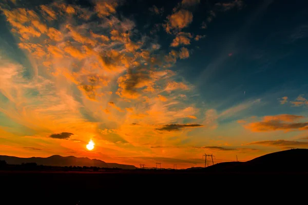Драматический Закат Поле Сокрытием Солнца Красочных Облаков — стоковое фото