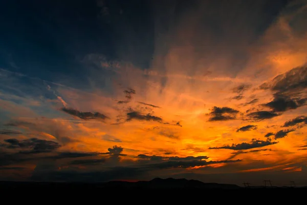 Dramatischer Sonnenuntergang Feld Mit Versteckter Sonne Und Bunten Wolken — Stockfoto