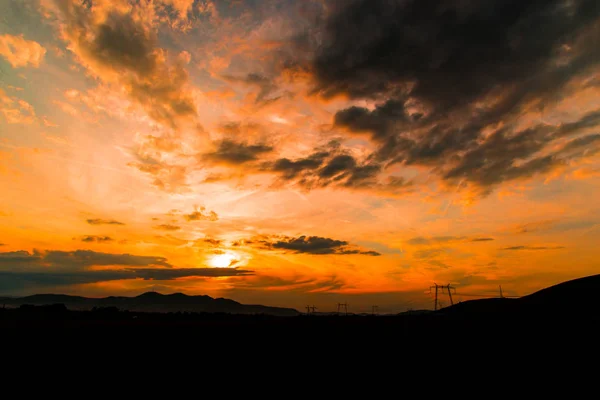 Pôr Sol Dramático Campo Com Sol Escondido Nuvens Coloridas — Fotografia de Stock