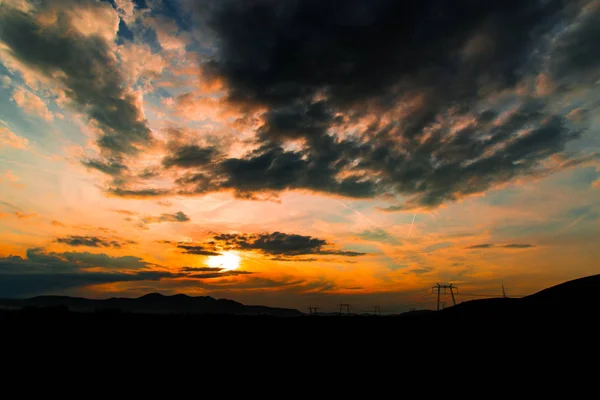 Coucher Soleil Dramatique Dans Champ Avec Soleil Caché Nuages Colorés — Photo