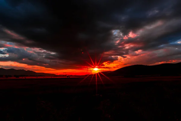 Dramatic Sunset Field Hiding Sun Colourful Clouds — Stock Photo, Image