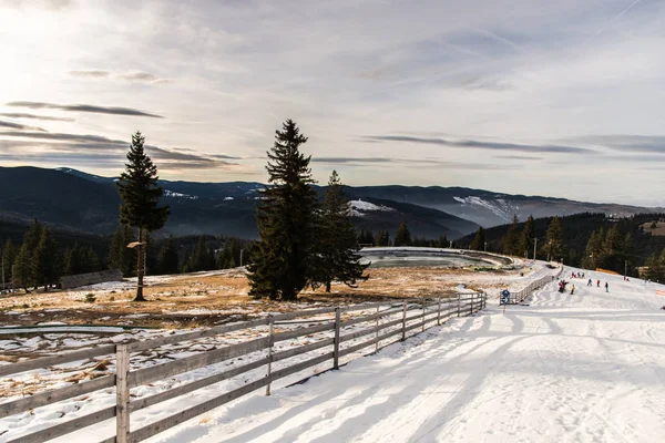 冬のカルパティア山脈 スキー リゾートおよび丘の上の木製のフェンスで — ストック写真