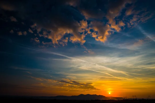 Живописный Вид Закат Поле Укрытием Солнца Красочных Облаков — стоковое фото