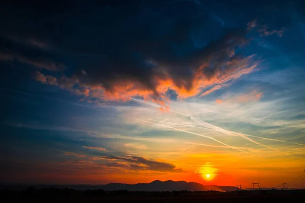 Orange Nap Napnyugtakor Felhők Hegyek Táj Láthatáron — Stock Fotó