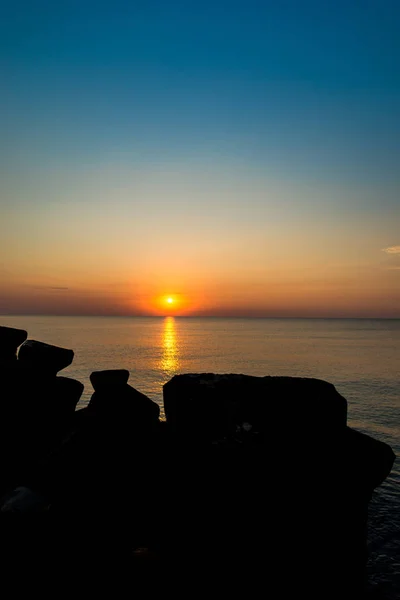 Dalgakıran Bloklarla Okyanusu Günbatımı Gökyüzü Güneş — Stok fotoğraf