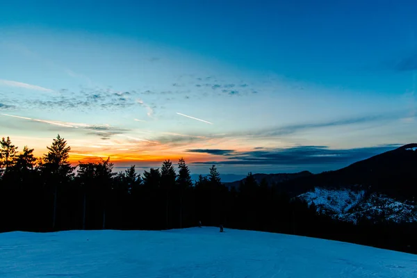 Cielo Puesta Sol Las Montañas Cubiertas Nieve Con Árboles Vacaciones —  Fotos de Stock