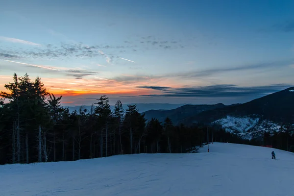 Cielo Tramonto Tra Montagne Innevate Alberi Vacanza Invernale — Foto Stock