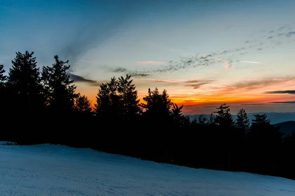 Vacker Solnedgång Sky Bergen Med Träd — Stockfoto