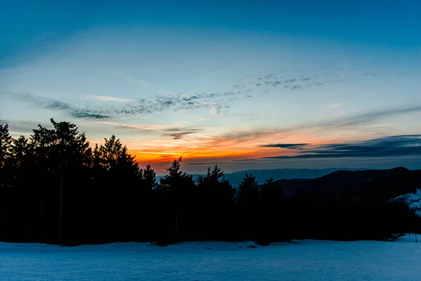 Céu Pôr Sol Cênico Montanhas Com Árvores — Fotografia de Stock