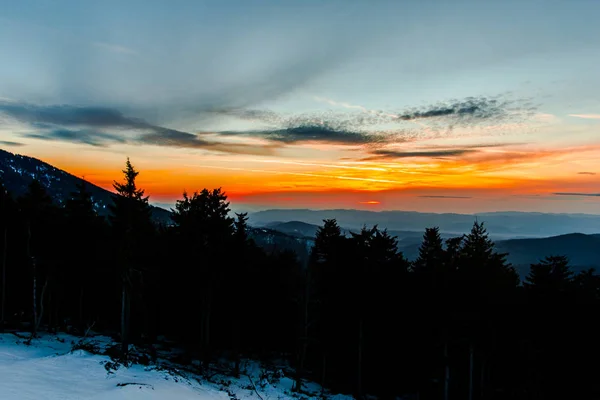 Scenic Niebo Zachód Słońca Górach Drzew — Zdjęcie stockowe