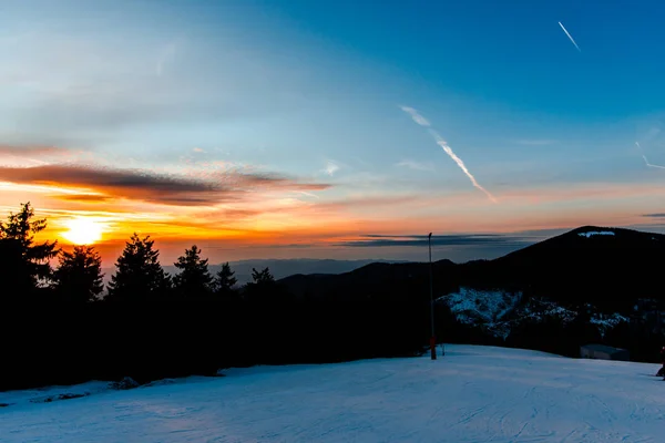 Pacífico Céu Crepúsculo Neve Coberto Montanhas Com Árvores — Fotografia de Stock
