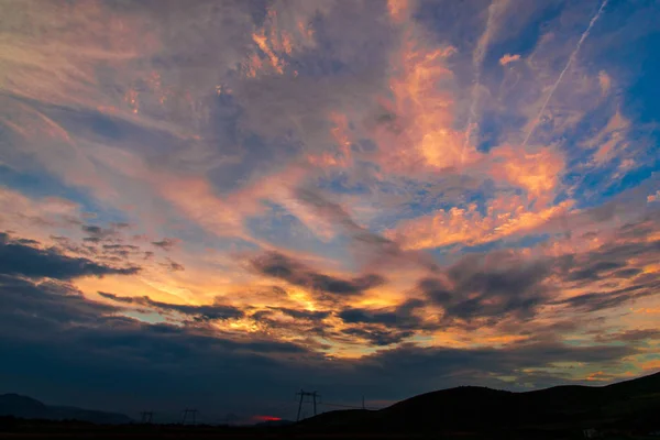 Malerischer Blick Bei Sonnenuntergang Feld Mit Versteckter Sonne Und Bunten — Stockfoto