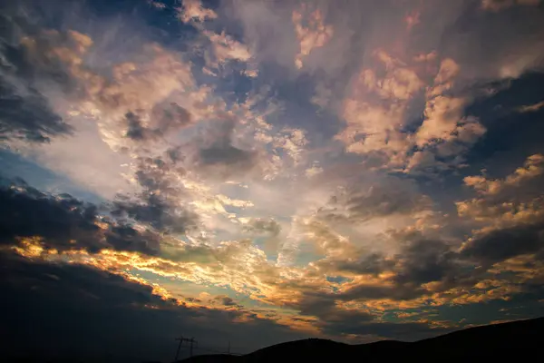 Pintoresca Vista Atardecer Campo Con Sol Escondido Nubes Colores —  Fotos de Stock