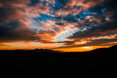 bulutların üzerinde manzara çayır alan Hills ile günbatımı gökyüzü