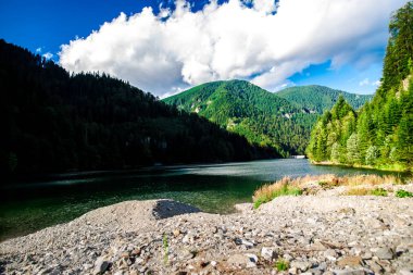 Pürüzsüz nehir suyu ile dağların pitoresk görünümü, Romanya.