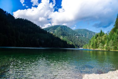 Pürüzsüz nehir suyu ile dağların pitoresk görünümü, Romanya.