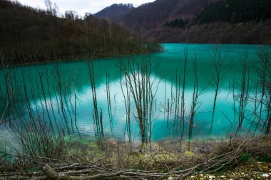 Dağda ilkbahar anda sel