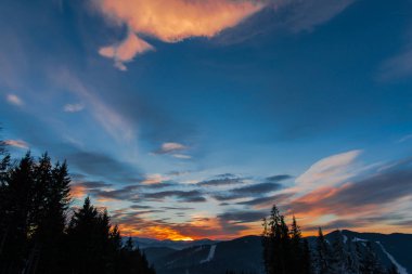 dağlarda, Karpat Dağları'nda kış günbatımı güzel günbatımı gökyüzü  