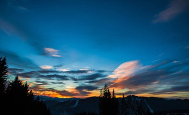 dağlarda, Karpat Dağları'nda kış günbatımı güzel günbatımı gökyüzü  