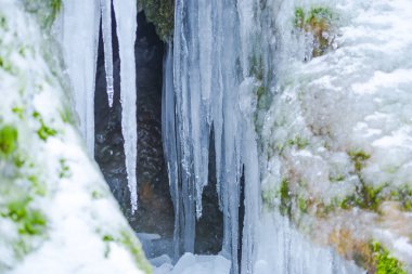 Kışın donmuş şelale buz sarkıtları 