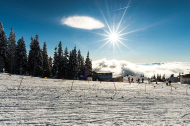 Kayak, kış aylarında kar kaplı dağlar 