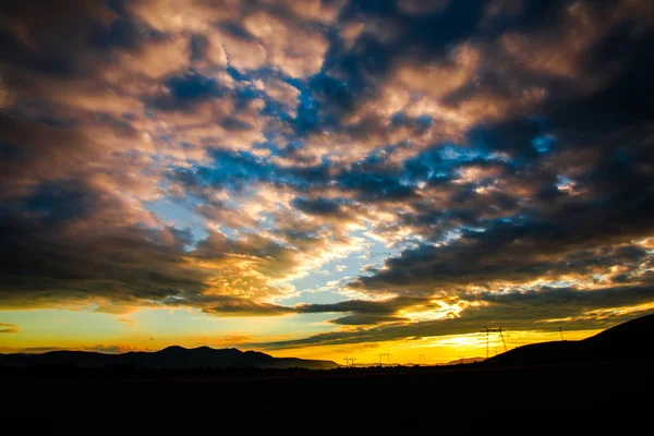 Puesta Del Sol Cielo Con Nubes Sobre Paisaje Prado Campo —  Fotos de Stock