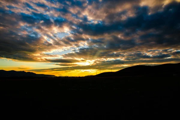 Sonnenuntergang Himmel Mit Wolken Über Landschaft Wiese Feld Mit Hügeln — Stockfoto