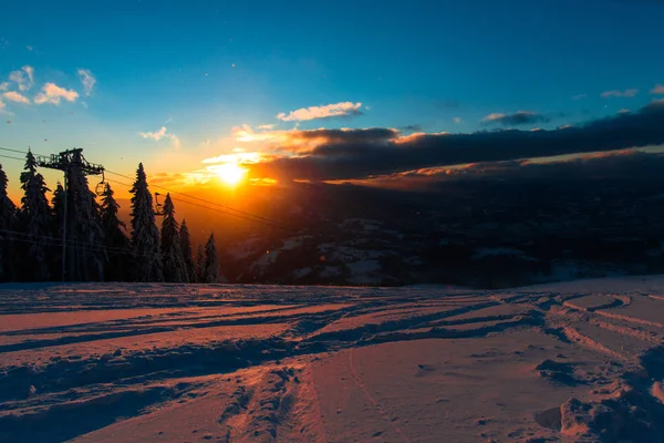 Naplemente Narancs Nap Télen Hóval Borított Hegyek Táj — Stock Fotó