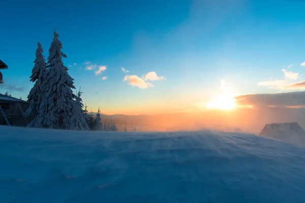 Cielo Puesta Sol Nieve Cubierto Paisaje Montaña — Foto de Stock