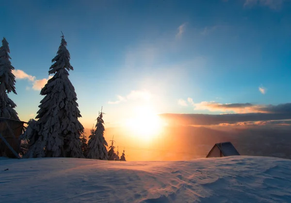 Cielo Puesta Sol Nieve Cubierto Paisaje Montaña — Foto de Stock