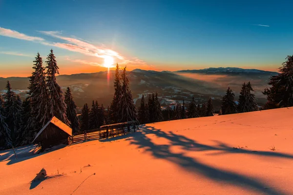 Majestueuze Zonsondergang Hemel Bergen Heuvel Met Bomen Houten Hut Huis — Stockfoto