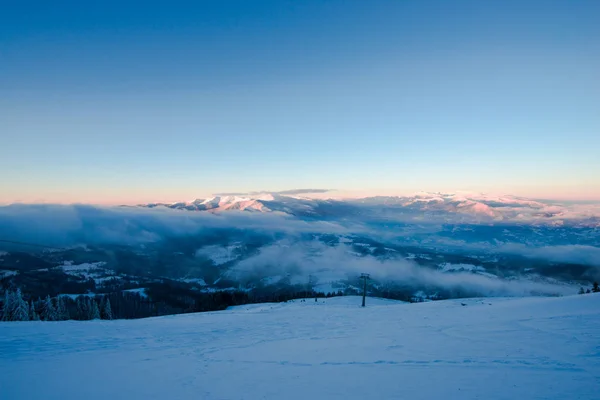 冬天雪覆盖山风景和日落天空 — 图库照片