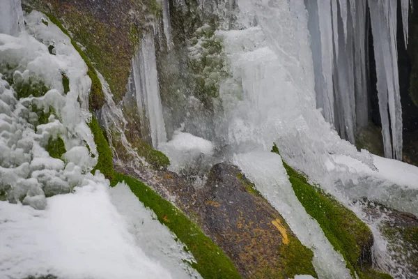 Frozen Wodospad Sople Zimie Zielony Mech Skalistej Górze — Zdjęcie stockowe