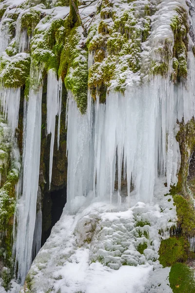 Gelo Cachoeira Congelado Musgo Verde Montanha Rochosa — Fotografia de Stock