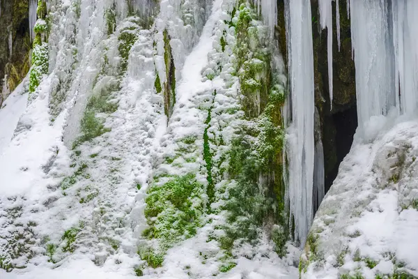 冰冻的瀑布冰柱和石山上的青苔 — 图库照片