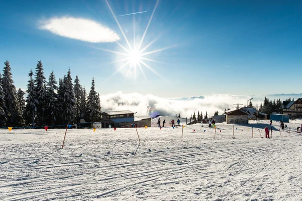 滑雪场 冬天被雪覆盖的山 — 图库照片