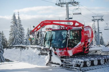 Romanya 'nın Clabucet kentinde kış kayak merkezi.
